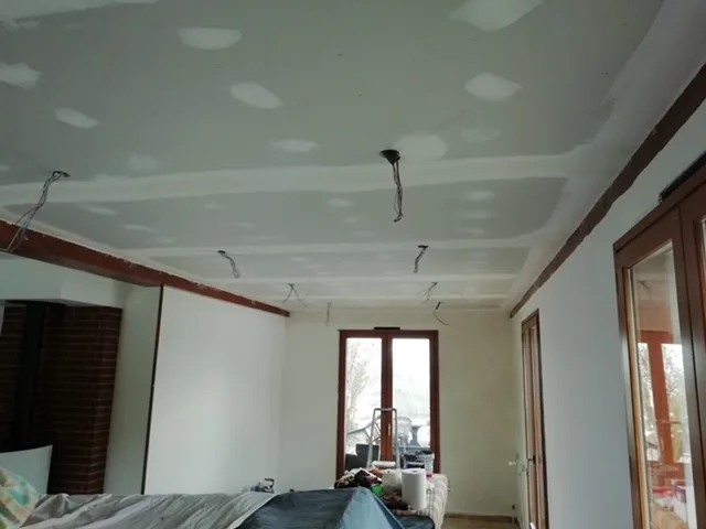 Plafond en placo avant peinture, joints enduits