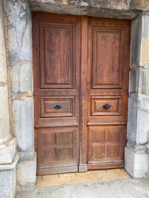 Porte d'entrée en bois avant travaux, vernis usé