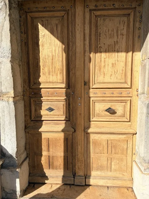 Porte d'entrée en bois poncée, avant la peinture