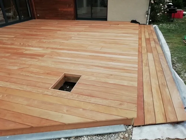 La terrasse en bois terminée